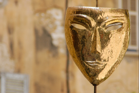 schlichte goldene Karnevalmaske