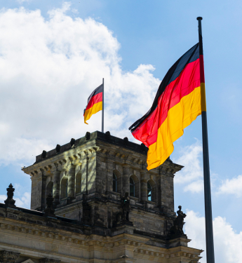 Deutsche Flaggen am Bundestag