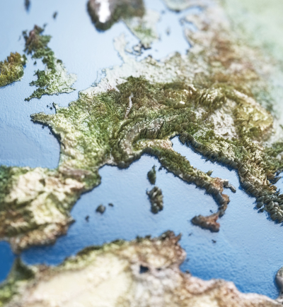 Die Aufnahme zeigt ein detailreiches, topografisches Modell von Europa aus der Vogelperspektive.